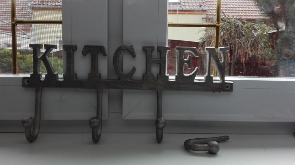 Vešiak s kovovými háčikmi do kuchyne Kitchen 39x6x17cm- vyradenú