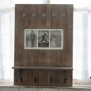 Vešiaková stena s rámčekmi na fotografie 47x66cm