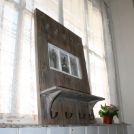 Vešiaková stena s rámčekmi na fotografie 47x66cm