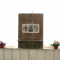 Vešiaková stena s rámčekmi na fotografie 47x66cm