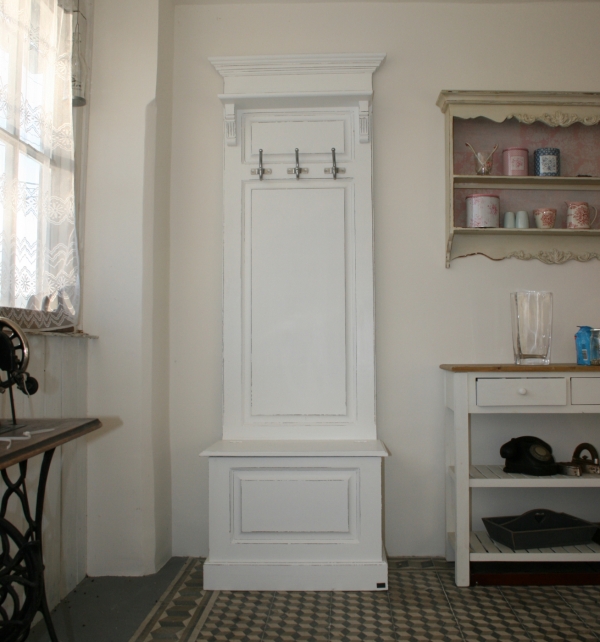 Vešiaková stena s úložným priestorom 76x210x40cm