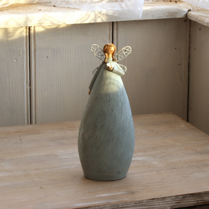 Víla v modrých šatách Ruka na srdci 20cm