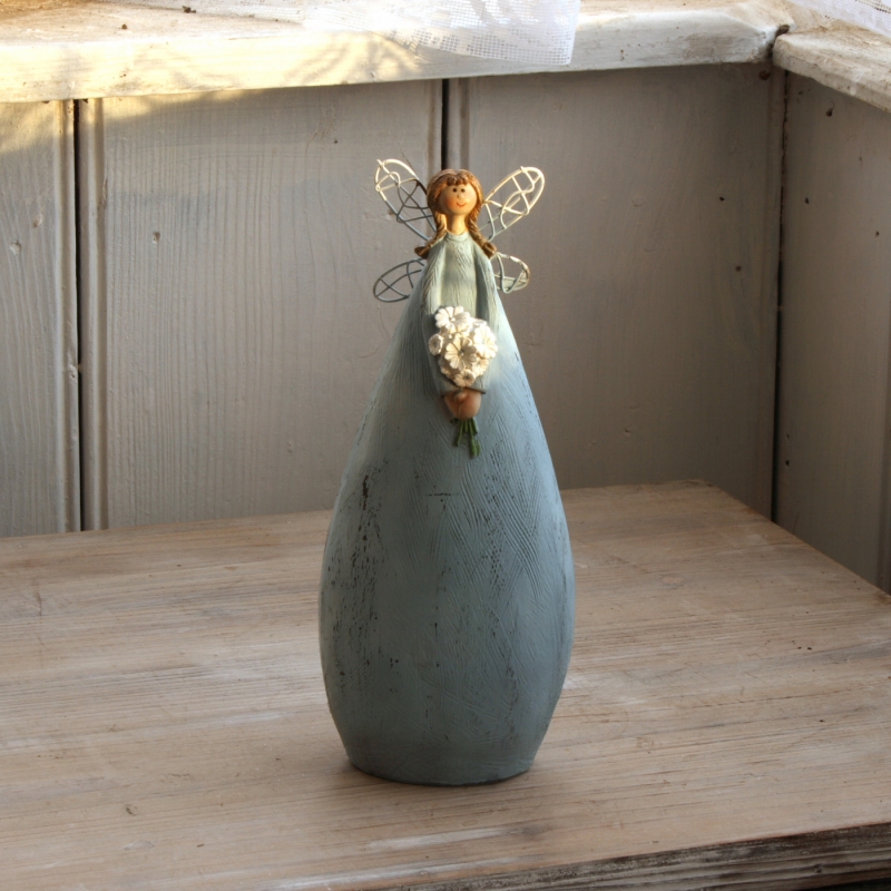 Víla v modrých šatách s kyticou 20cm