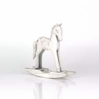 Vintage hojdací koník biely