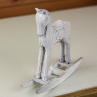 Vintage hojdací koník biely