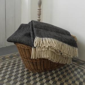 Vlnená prikrývka / deka čierna rybia kosť 135x200cm