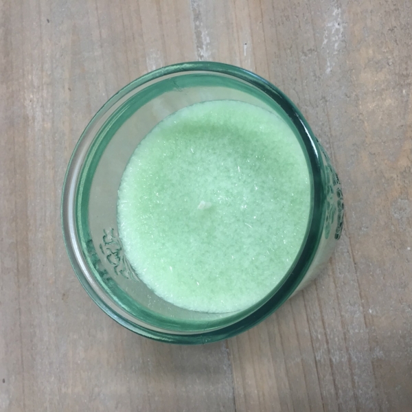 Vonná sviečka v pohári s púpavou - kvety stromov