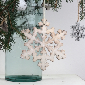 Vyrezávaná drevená vianočná ozdoba vločka 15cm