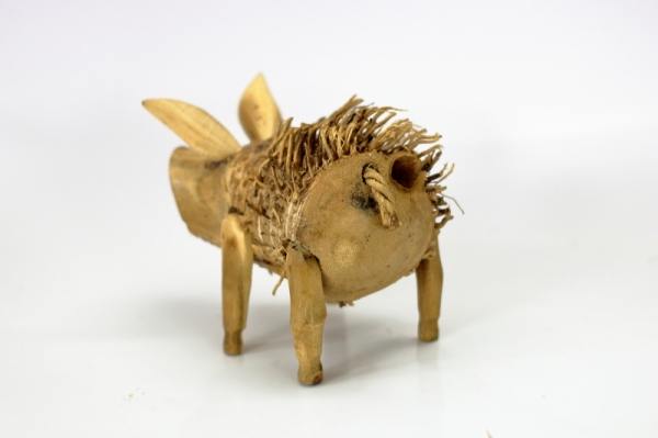 Vyrezávané drevené sochy strapaté prasa