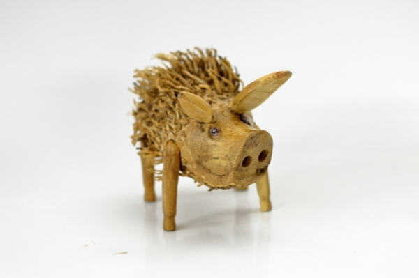 Vyrezávané drevené sochy strapaté prasa