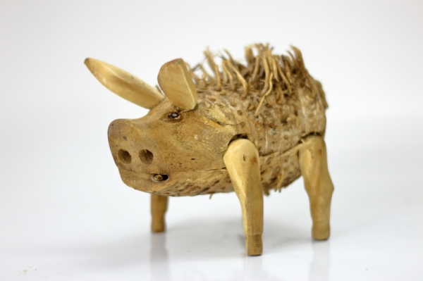 Vyrezávané drevené sochy strapaté prasa