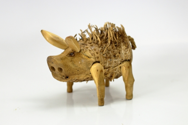 Vyrezávané drevené sochy strapaté prasa