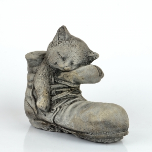 Záhradná dekorácia mačiatko v topánke 3 kg