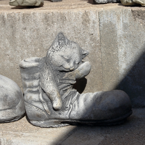 Záhradná dekorácia mačiatko v topánke 3 kg