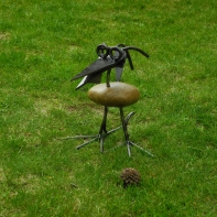 Záhradné dekorácie vtáčik kov a kameň 30cm