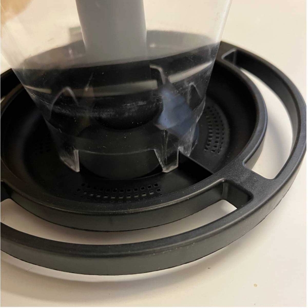 Záhradné krmítko pre vtáky s dávkovačom