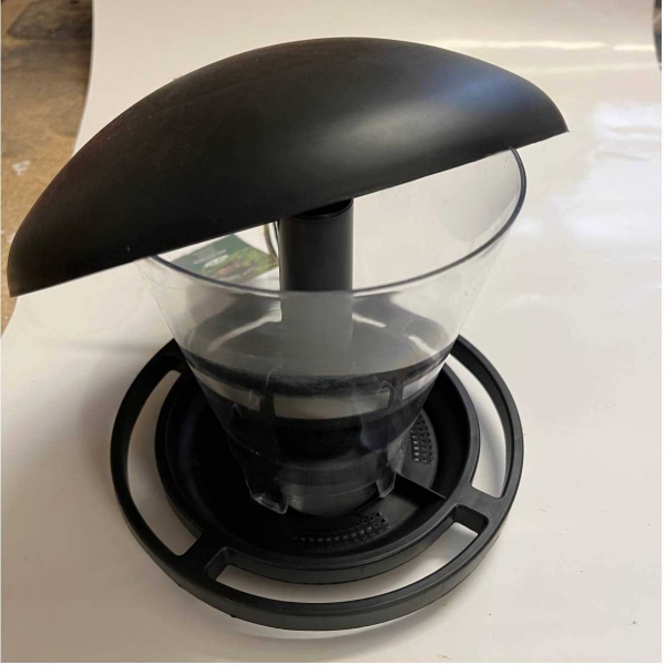 Záhradné krmítko pre vtáky s dávkovačom