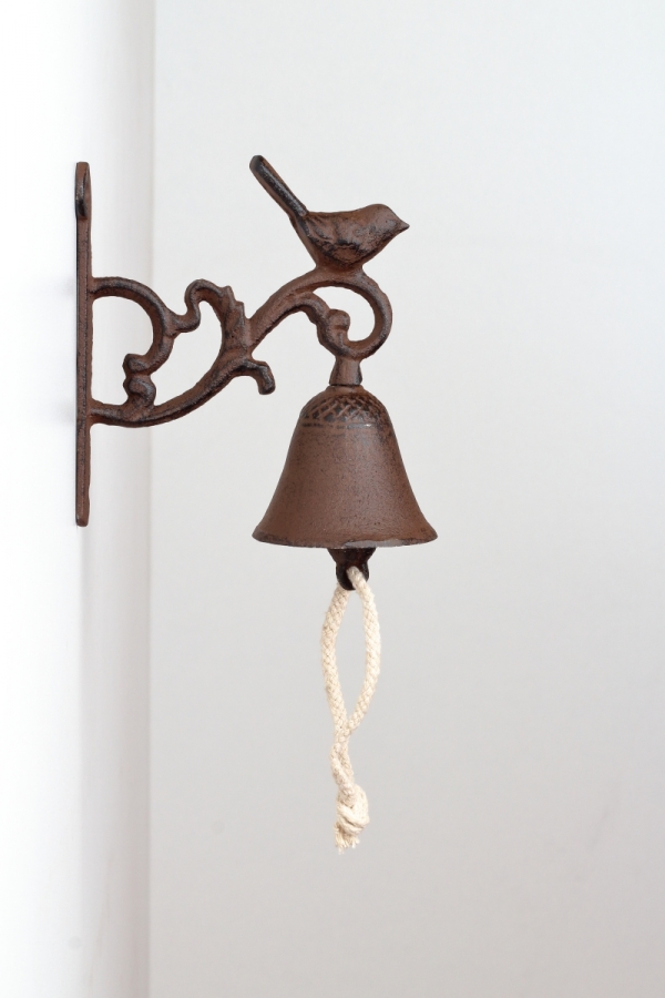 Záhradný liatinový zvonček na stenu s vtáčikom 15x30cm