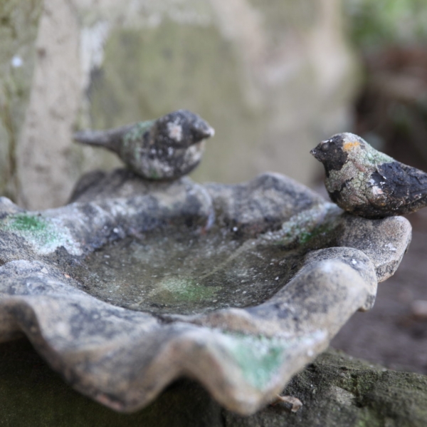 Záhradné pítko so zelenou patinou