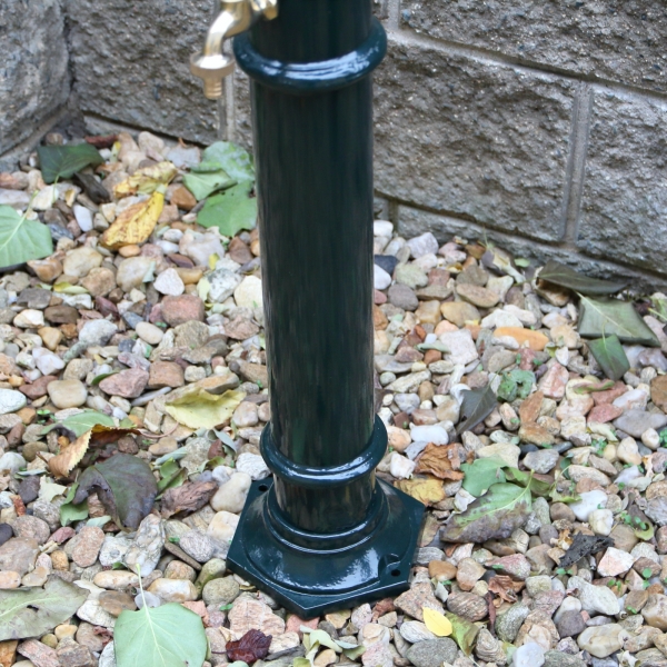 Záhradný stĺpik na vodu s kohútikom