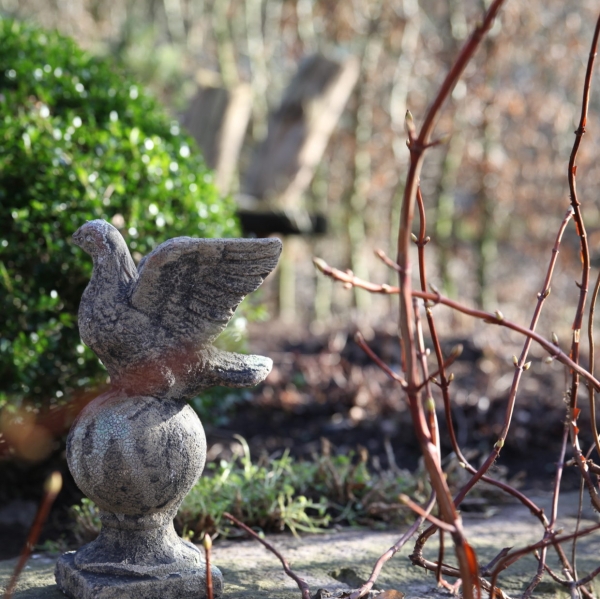 Záhradná socha vtáčik mach malá vzlietajúci