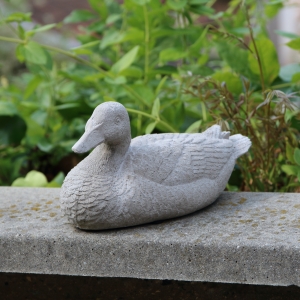 Záhradné sochy zvierat Kačica betónová sivá 20x10,5x11,5cm