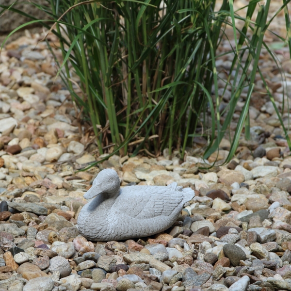 Záhradné sochy zvierat Kačica betónová sivá 20x10,5x11,5cm