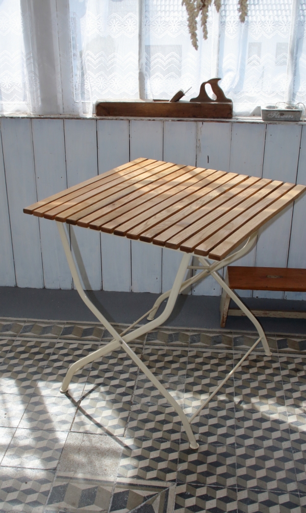 Záhradný stôl kovový skladací