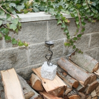 Záhradný svietnik v žulové kocke 25-28cm