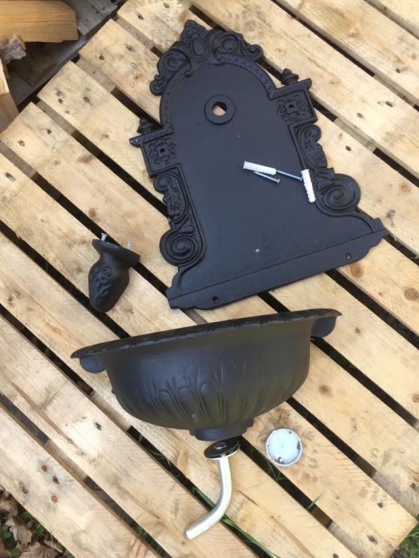 Záhradný umývadlo na stenu - štít