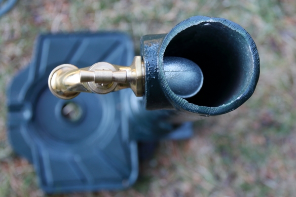 Záhradná výlevka s kohútikom tmavo zelená 32 x 78 cm liatina