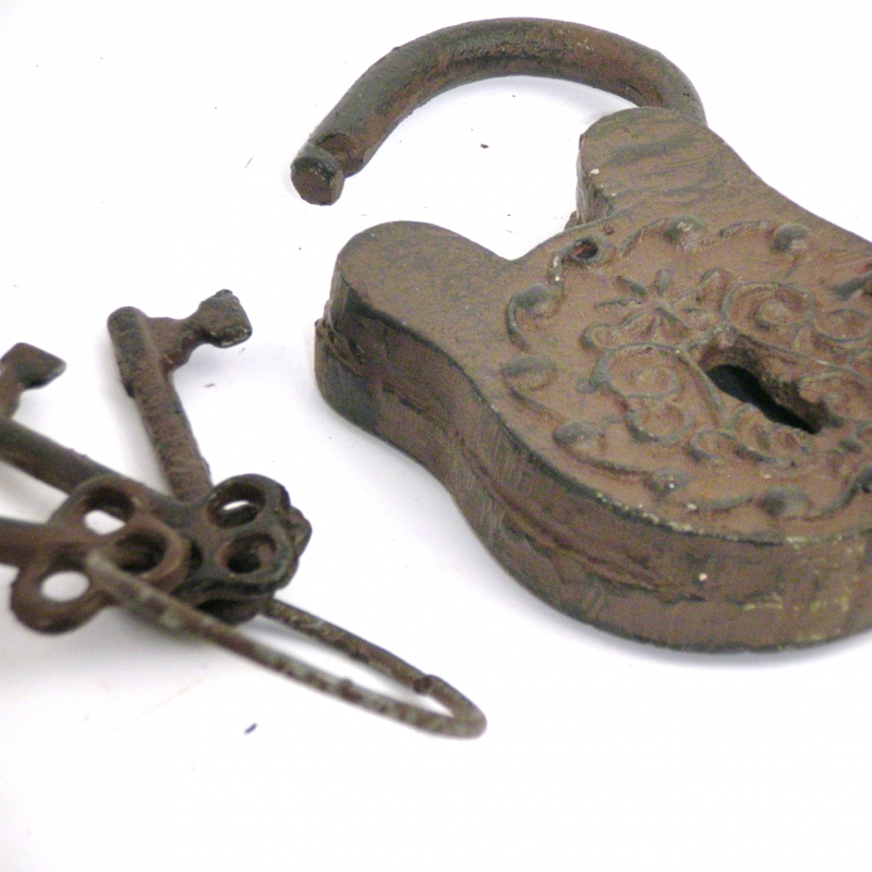 Zámok liatina a kľúče na krúžku