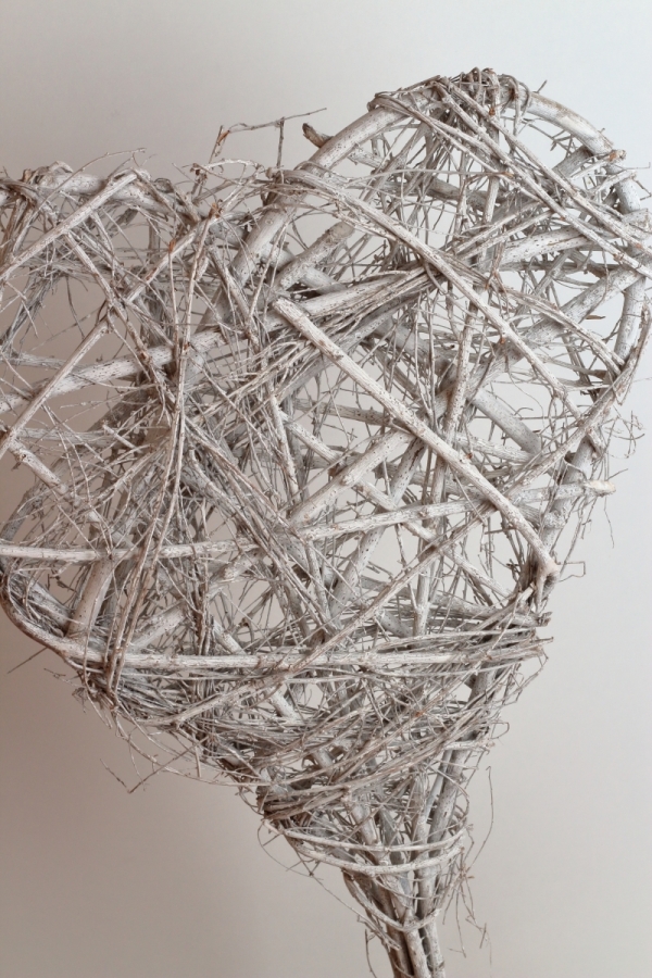 Zápich do trávnika biele prútené srdce 40x90x7cm