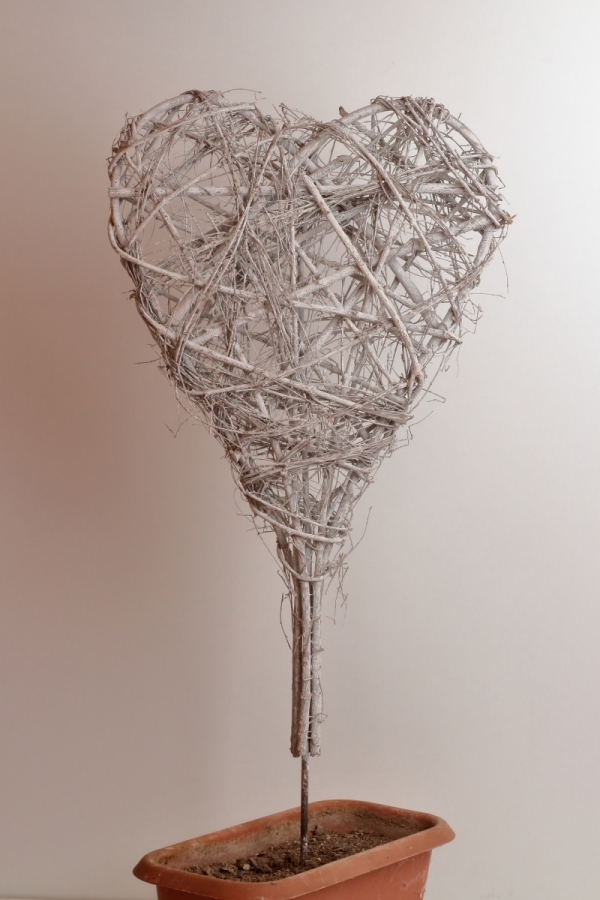 Zápich do trávnika biele prútené srdce 40x90x7cm