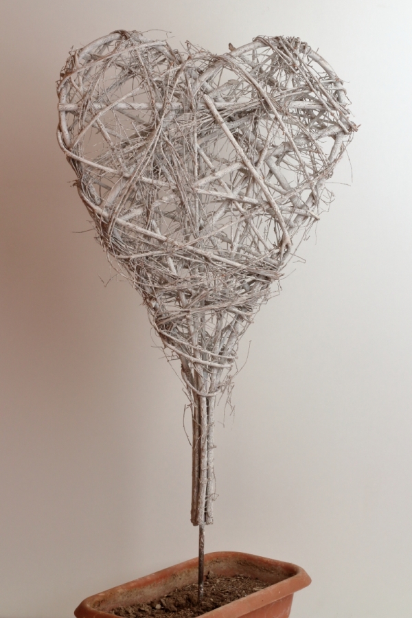 Zápich do trávnika biele prútené srdce 40x90x7cm