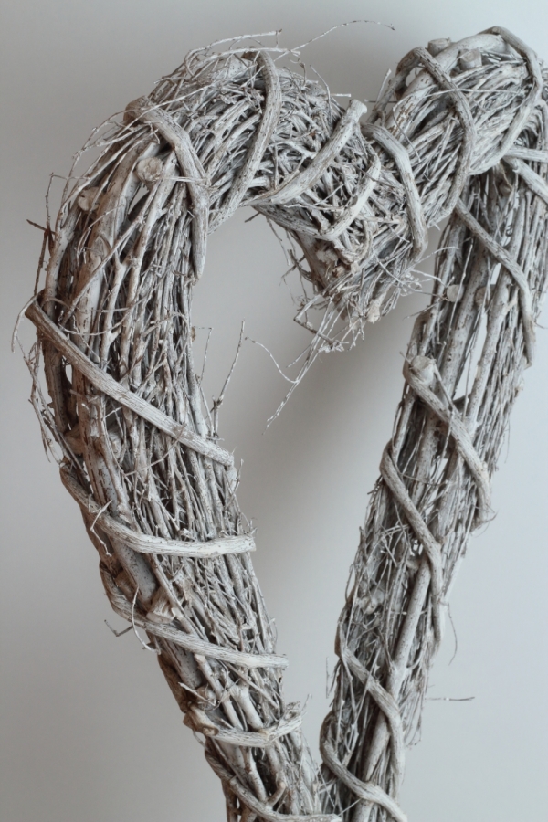 Zápich do trávnika biele prútené srdce biele 40x90x7cm