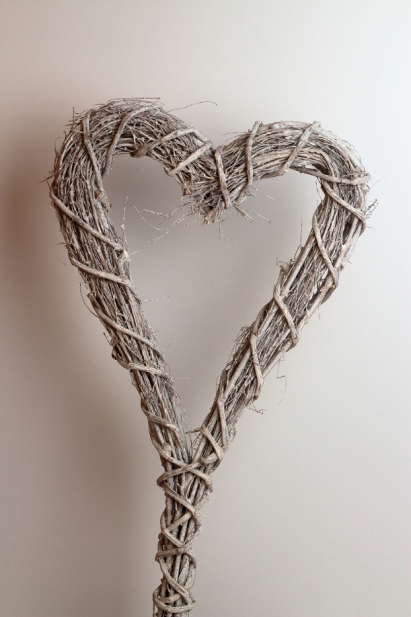 Zápich do trávnika biele prútené srdce biele 40x90x7cm