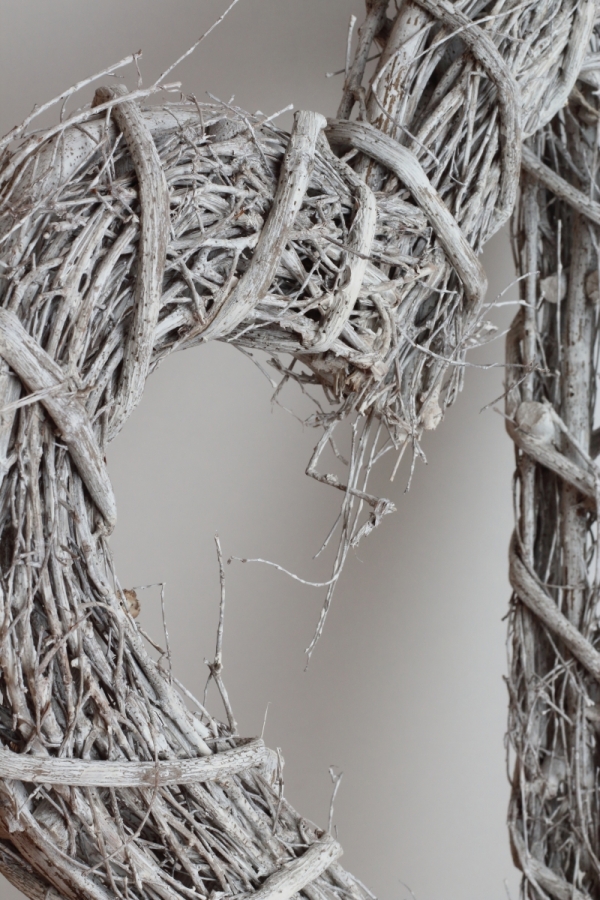 Zápich do trávnika biele prútené srdce biele 40x90x7cm