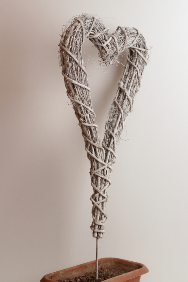 Zápich do trávnika biele prútené srdce biele 40x90x7cm