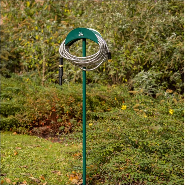 Zapichovací držiak na záhradnú hadicu – zelený 117 cm