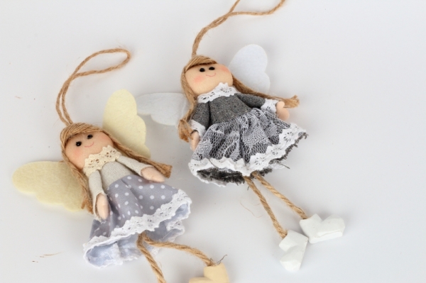 Závesná dekorácia anjel v šedých šatách 14cm