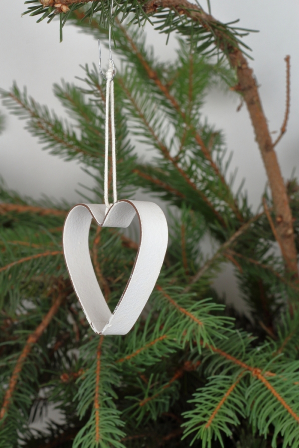 Závesná dekorácia kovové srdce biele (box 9ks)