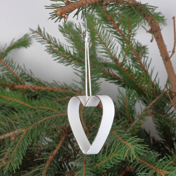 Závesná dekorácia kovové srdce biele (box 9ks)