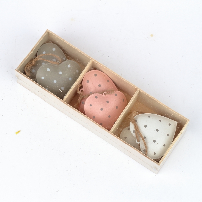 Závesná dekorácia kovové srdce s bodkami (box 6ks)