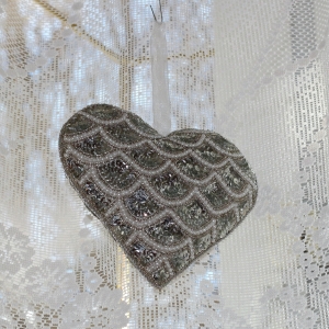 Závesná dekorácia srdca vyšívané 15x15x5cm