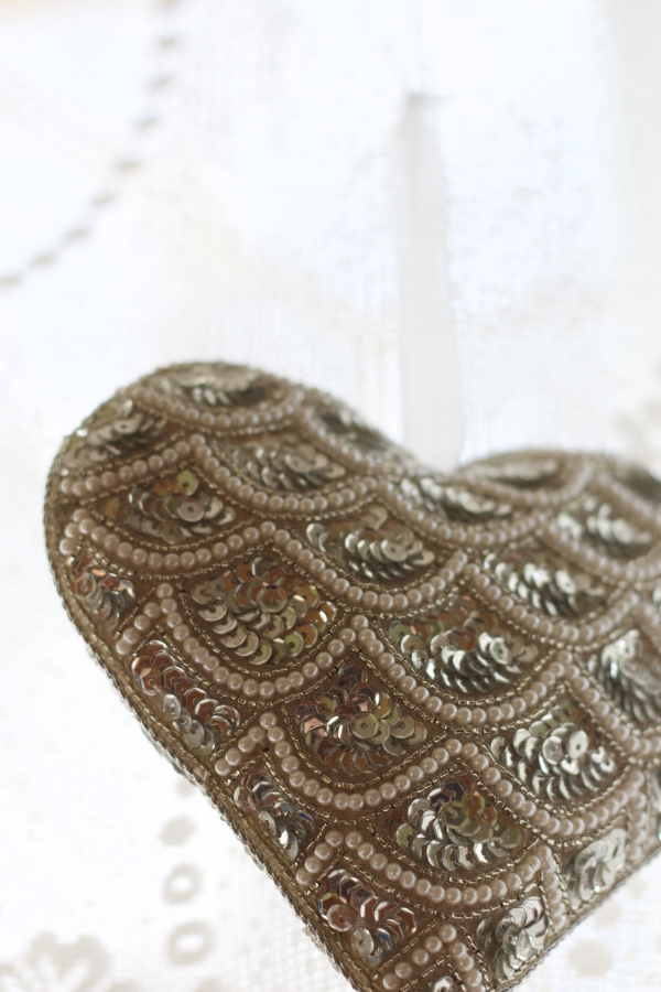 Závesná dekorácia srdca vyšívané 15x15x5cm