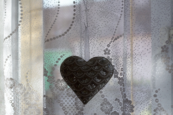 Závesná dekorácia srdca vyšívané 15x15x5cm