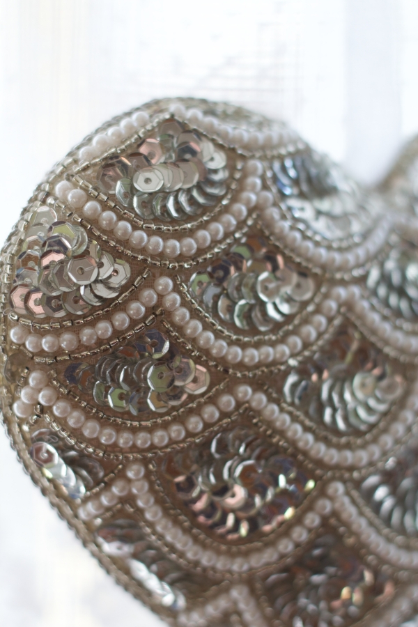 Závesná dekorácia srdca vyšívané 15x15x5cm