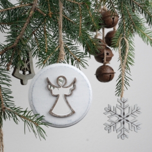 Závesná drevená ozdoba na stromček anjel 8cm