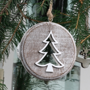 Závesná drevená ozdoba stromček 8cm